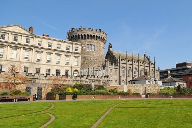 Dublin Book of Kells, Castle and Molly Malone Statue Guided Tour - Molly Malone, a short stop with a city tune