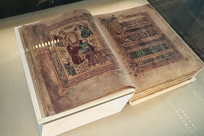 Dublin Book of Kells, Castle and Molly Malone Statue Guided Tour - Who should book this tour?