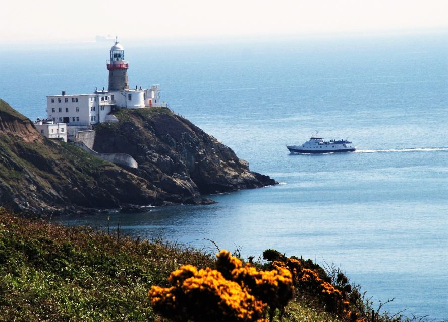 Dublin: Dublin Bay Cruise from Dun Laoghaire to Howth - Arrive at Howth Harbour, ready to explore