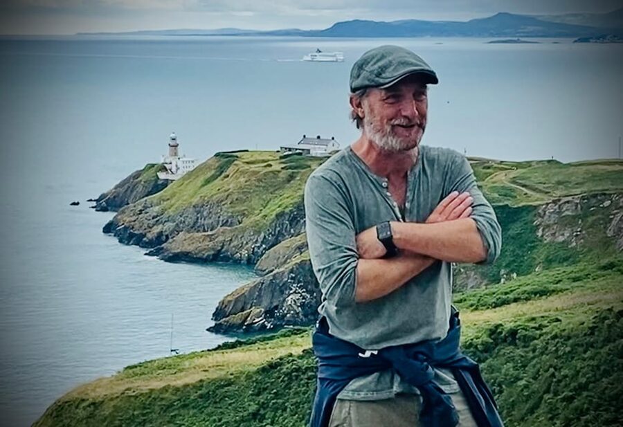 Dublin: Dublin Coastal Hike and Pints & Puppies - Looking for seals along the shore