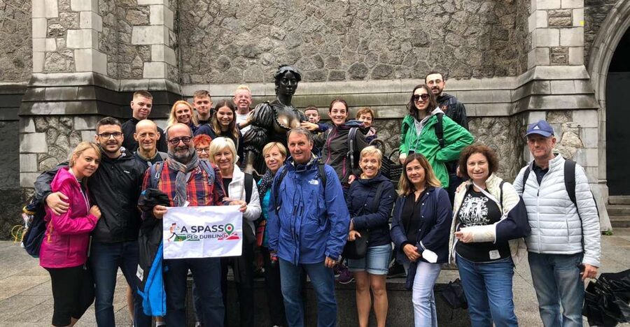 Dublin Highlights: 2.45-Hour Walking Tour in Italian - Two cathedral facades, one short stretch of history