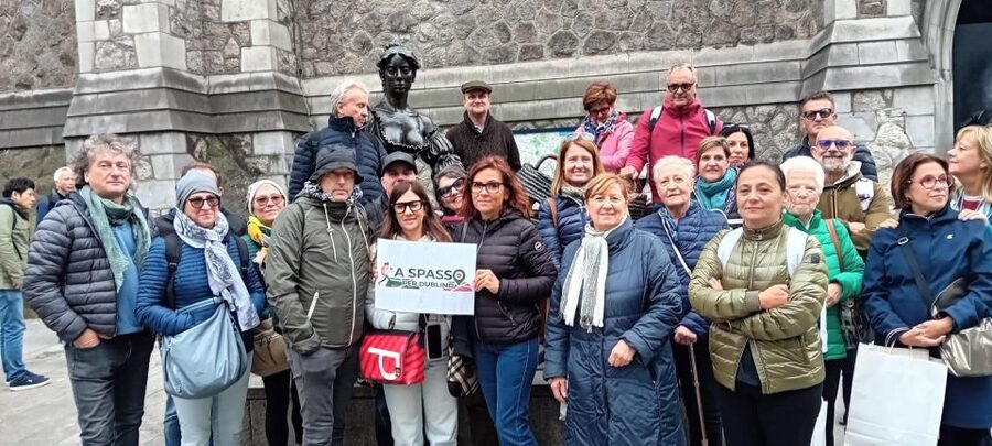 Dublin Highlights: 2.45-Hour Walking Tour in Italian - Dublin Castle and the history of British rule