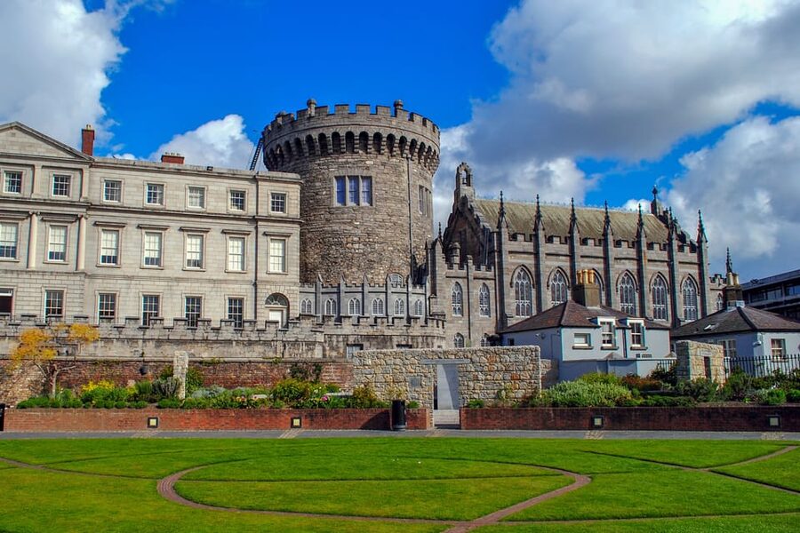 Dublin: St Patrick's, Book of Kells, and Dublin Castle Tour - Molly Malone and the walk between sights