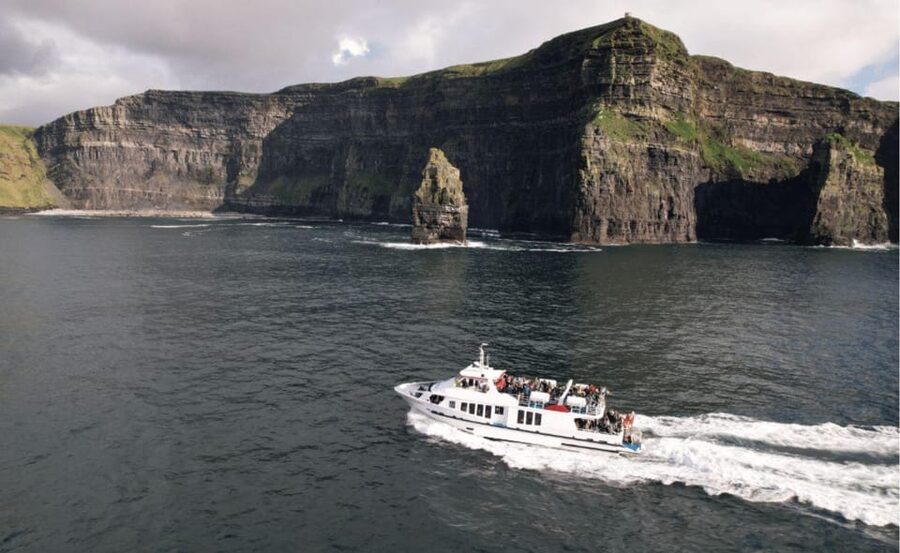 From Dublin: Cliffs of Moher, Boat Tour & Aillwee Cave - Lunch in Doolin