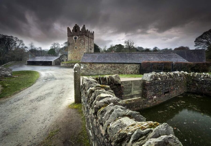 From Dublin: Game of Thrones Winterfell Locations Tour - Walking, weather, and who should book