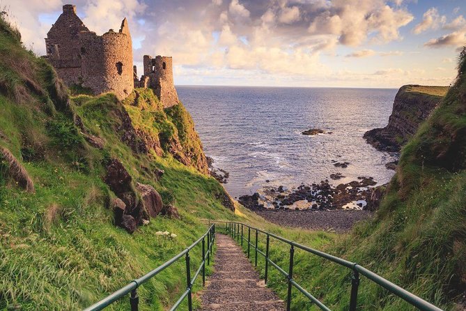 Giant's Causeway Day Tour from Dublin - Belfast: a short pause, not a city tour