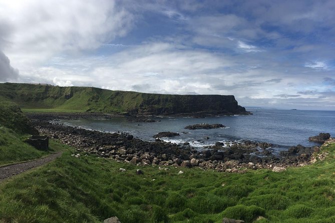 Spanish Belfast And Giants Causeway Tour - Belfast: a panoramic introduction, not a full city visit
